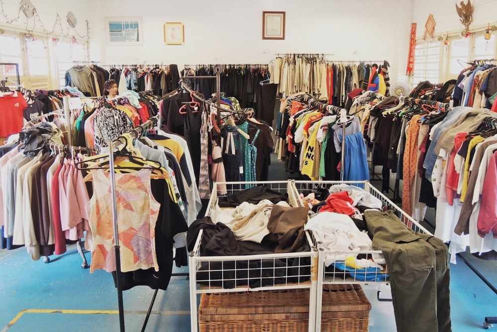 second hand clothes in hoang hoa tham market